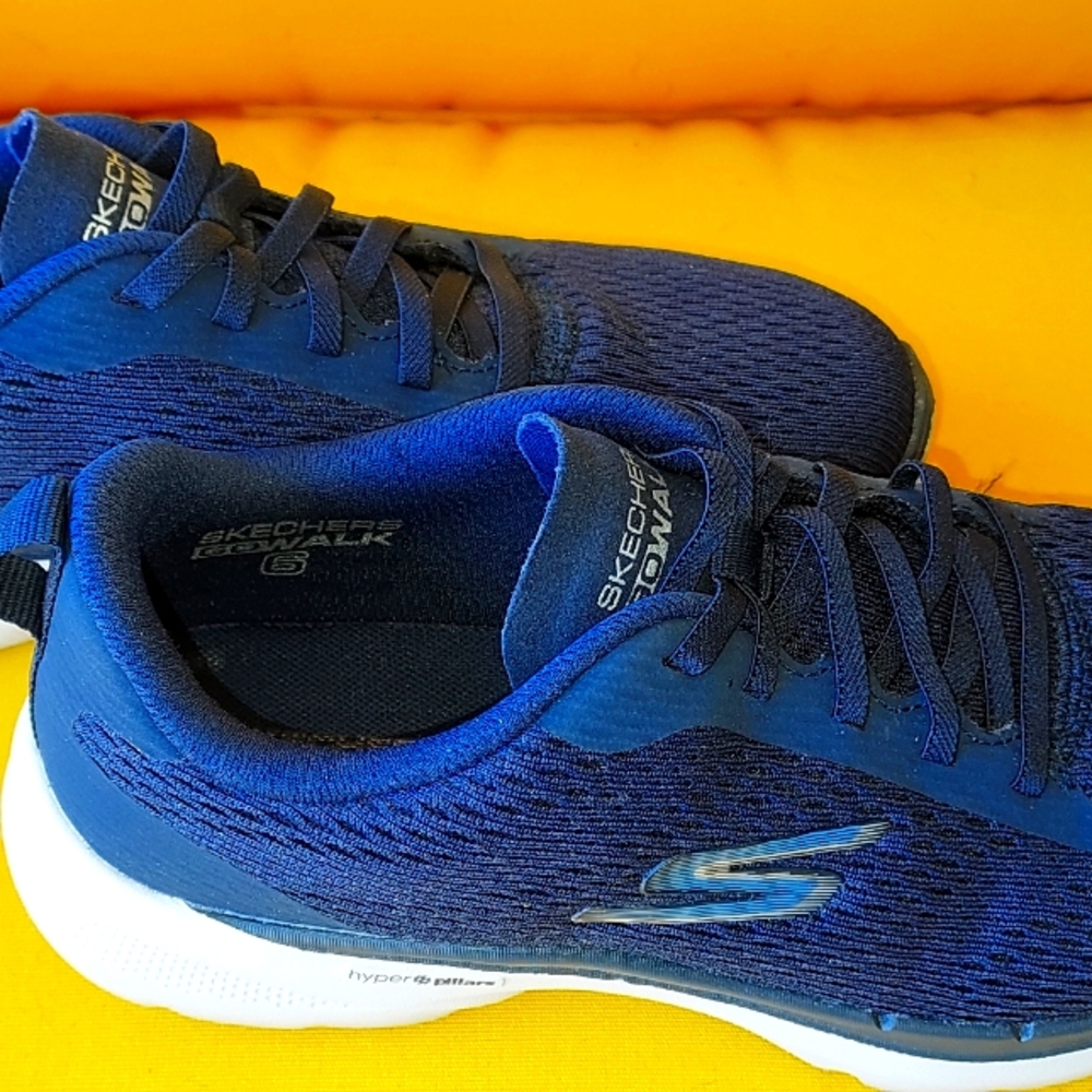 Navy blue sketchers tennis shoes